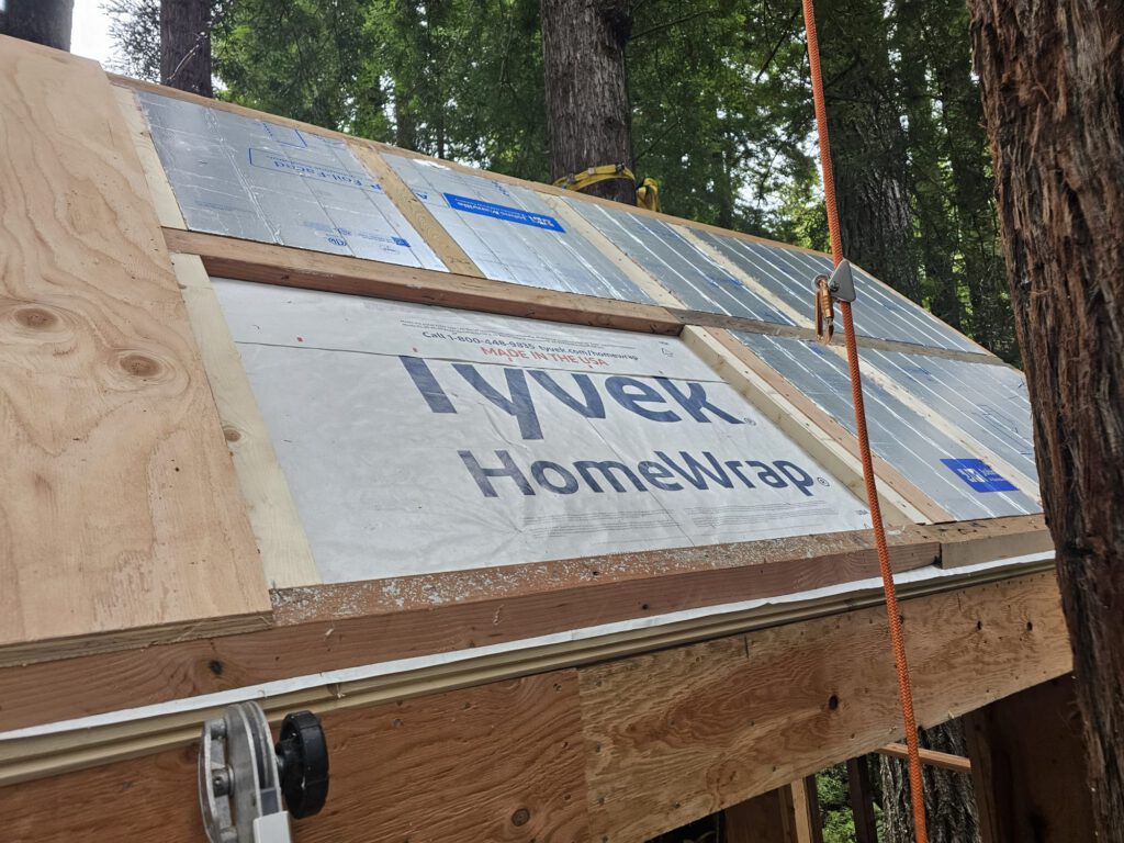 Installing the roof underlayer and foam insulation. Similar design to the floor, but with a more beautiful lower layer.