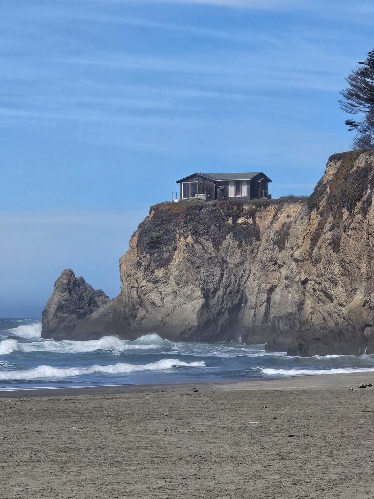 House on the Cliff, Seaside Beach